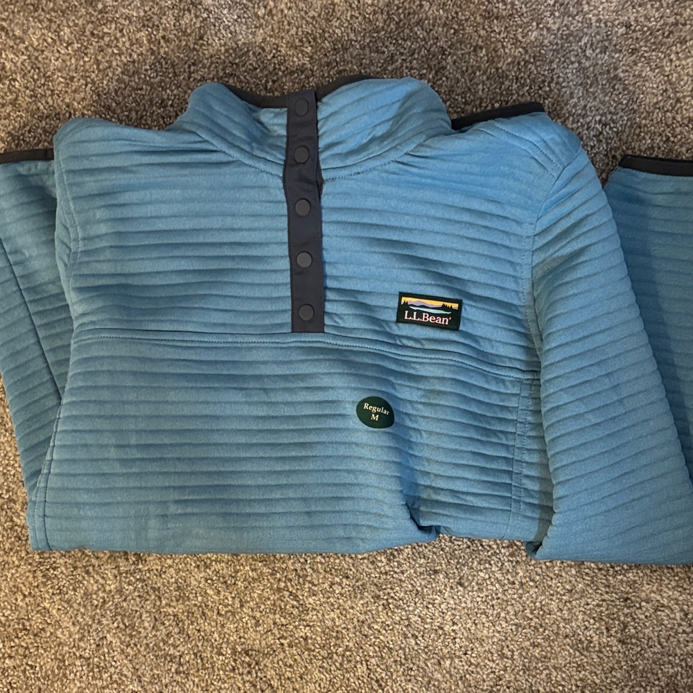 L.L. Bean Women’s Airlight Knit Pullover Regular Medium never worn